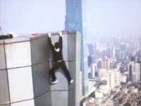 高所でガクブル動画を撮影中に落下して亡くなった男性の映像が公開される。