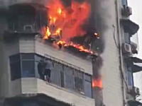 高層マンション火災の衝撃映像。壁伝いに階下に逃れた住人が助け出される瞬間。