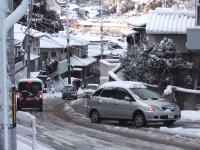 雪の坂道を登れずみんなに迷惑をかけるトヨタ・ナディアの映像。こんな日は乗るべきじゃない。
