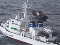 海上保安庁の巡視船が北朝鮮の船を撃退している様子。EEZ大和堆