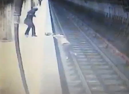 若い女性が殺された地下鉄ホーム突き落とし殺人事件の監視カメラ映像が公開される。