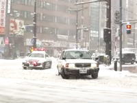 北海道警察は多少の雪じゃ助けないｗｗｗ左折で動けなくなったタクシーを見捨てるパトカー。