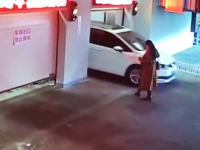 歩きスマホで機械式駐車場に迷い込んだ女性。そのまま地下に連れ去られてしまうｗｗｗ