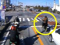 格好よくウィリーしようとしたバイクの兄ちゃんが(´･_･`)これは恥ずかしい動画。