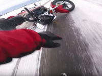 凍結路に滑ってクラッシュしちゃったバイク乗りの車載ビデオ