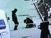 中国でマンホール爆発遊びをしていた少年が吹き飛ばされてしまう事故の映像。