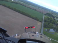 広大な小麦畑に飛行機で農薬を散布するパイロットのお仕事拝見動画。