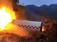 中国動画。長征3号Bのロケットブースターらしきものが農村に落下して爆発。
