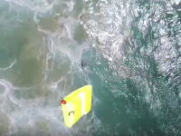 ドローンから救命いかだを投下して人命救助。荒れた海で泳いでいた二人の若者を救った動画。