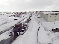 雪国動画。動けなくなった一台のトラックが原因で大渋滞が発生する様子。（新潟）