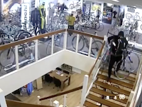 1350万円相当の高級自転車を数分で盗み出した窃盗団の映像。監視カメラ。