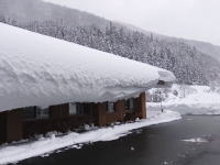 屋根に積もった大雪を叩いて落とす！海外で人気の日本の雪国動画。