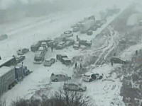 大雪の高速道路で起きた事故が大多重クラッシュへと発展するタイムラプス映像。
