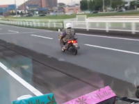 埼玉県のスクーターおばちゃんの運転が酷すぎるｗｗｗ免許持ってるのかも怪しい。