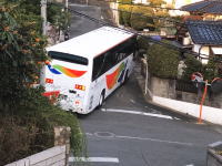 福岡。住宅街の狭い道で高難易度の右折をする西鉄観光バスの映像が人気に。