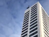 22階建てのビルの屋上から飛び降りてパラシュートが開かなかった事故の映像。