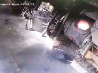作業員危機一髪！溶炉のクレーンが壊れて溶けた金属が床にぶち撒けられる事故の映像。