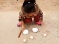 小さな女の子がお椀とタマゴを使った見事なマジックを披露する動画が人気に。