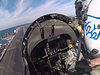 空母の甲板からカタパルト射出される2機の戦闘機のコクピットビデオ。EA-18G、F/A-18F