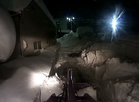 自宅に帰れない。福井大雪で自宅までの道を作るホイールローダーの作業ビデオ。