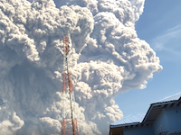 上空5000メートルに達する噴煙。19日に噴火した尼火山の映像がすんごい。
