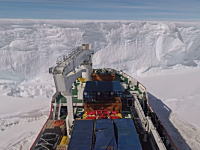 南極の棚氷にはこうして渡るらしい。船に勢いを付けて何度もドーン！