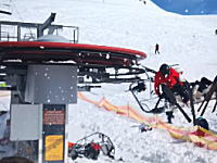 遠心力で振り飛ばされる乗客の映像。スキー場のリフトが暴走して猛スピードに。