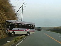 天草高校の生徒を乗せたマイクロバスが居眠り運転で事故。その瞬間の映像が公開される。