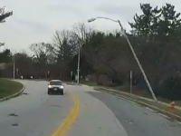 絶妙なタイミングで街灯にピンポイントで狙われてしまった不幸な車の映像。