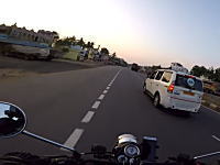 インドの道路が自由すぎてライダーが死にかけるスレスレ動画。あいつ酷すぎだろ。