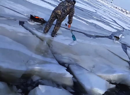 釣り人大ピンチ。多くの釣り人が乗っていた氷が流れ出してしまう。