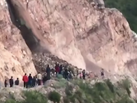 土砂崩れを最前線で目撃しようとした女性、巻き込まれてそのまま埋葬される。