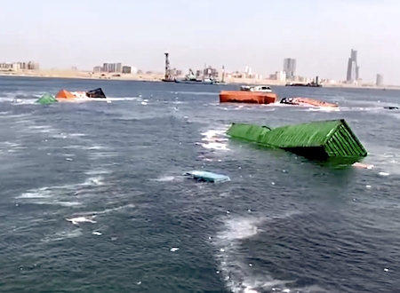 大切な積み荷のコンテナが！カラチの港で巨大コンテナ船同士が接触する事故のビデオ。