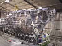 造船タイムラプス。23メートルのアルミ船が作られる6か月の作業を2分間で。