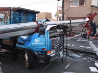 北名古屋市のパチンコ店ホーク（閉店）で起きたクレーン車転倒事故の瞬間。