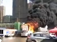 とんでもなく激しく燃えながら走るトラックが中国で撮影される。