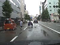 こんなのほぼ当たり屋だろ。金沢市で撮影されたおばさんの飛び出しドライブレコーダー。