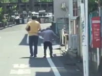 杖をついた老人を虐待するおっさんの映像が池袋本町で撮影されて炎上中。ひどい。