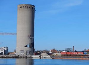 発破解体失敗で反対側に倒してしまい大きな被害を出してしまった失敗映像。