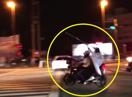 パトカーに正面から突っ込んで縦に回転する暴走族のビデオ。沖縄。