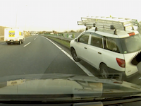 中央道で撮影されたADバンの激しい事故ドライブレコーダー。二重車線変更が原因か。