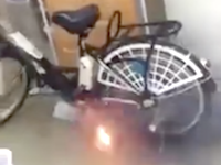 電動アシスト自転車の大容量バッテリーが爆発して大変な事になってしまう映像。