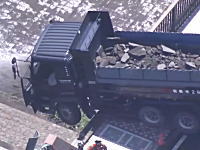 対向車と衝突して橋の欄干を突き破ったダンプカーのドラレコ映像が公開される。