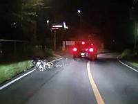 不運な車。カーブを曲がりきれなかった対向バイクに突っ込まれる事故。
