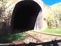 鉄道トンネルを自転車で抜けようとして死にかける大ピンチ動画。先行者はどうなった？