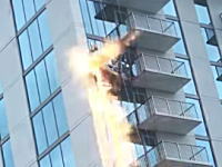 アトランタで窓の清掃作業をしていたゴンドラが爆発して作業員が宙吊りに。