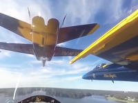 360度カメラで見るブルーエンジェルスの編隊飛行がすごい近い。ほんとスレスレ。