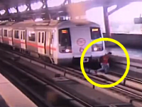 ホームから線路に降りて向こう側に渡ろうとした男性が動き出した電車に轢かれかけるギリギリ動画。