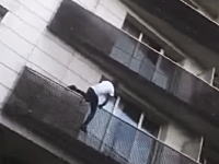 ベランダからぶら下がった小さな子供を救うために5階までよじ登ったスーパーヒーローの映像。