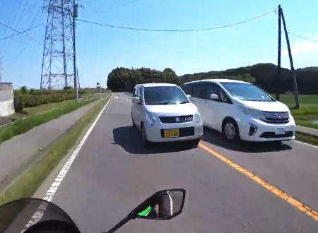 お前が避けろという勢いで逆走してくる軽自動車が怖いバイクの車載ビデオ。